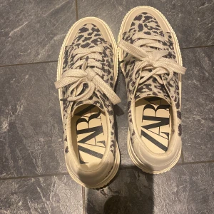 Leopard skor - Säljer ett par leopard skor från zara som är i fint skick och sparsamt använda