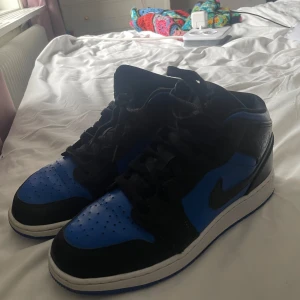 Ait Jordan 1  - Dem är i bra skick men är ändå andvända. Skorna är sköna och fina, jag säljer dem för jag inte andvänder dom.