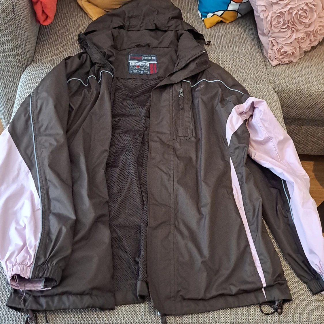 Svart och rosa vindjacka från Karrimor