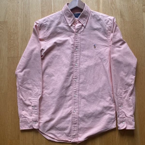 Rosa polo ralph lauren skjorta - Säljer denna snygga Ralph lauren skjorta till rimligt pris  Vid frågor eller behov av fler bilder kontakta mig via annonsen  Går att förhandla pris vi snabb affär 