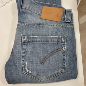Dondup jeans  - Säljer nu dessa dondup jeansen med snygga slitningar! 🤩 dom är i hyfsat bra skick. Storlek 27 passar 29  Hör av dig vid fundering 