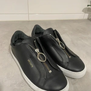 Axel arigato  - Skit snygga Axel arigato, helt oanvända. Säljs pga ej kmr till användning nypris 2600kr