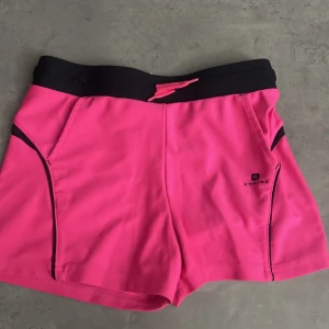 Rosa shorts  - Jättefin träningsshjorts. Säljer för att jag har blivit väldigt long för dom. Pris kan som vanligt diskuteras. Skicka bara ett bud så svarar jag så snabbt som möjligt.💖