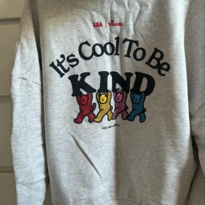 LXA hoodie - Storlek XXS - Använd men fortfarande i fint skick. I storlek XXS men passformen är oversized så skulle säga att den passar upp till S/M. Se sista bilderna för att se hur den sitter på mig som har storlek S/M. Slutsåld. Nypris: 990kr.