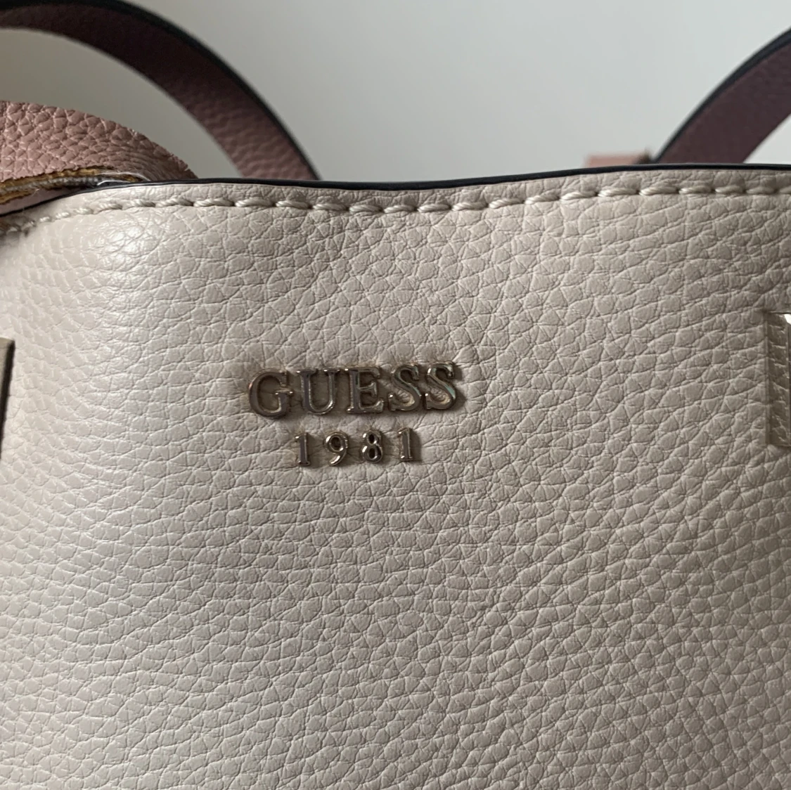 Beige och rosa handväska från Guess - 91