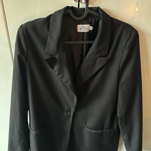 KAVAJ - Svart kavaj med axelvaddar från NA-KD i utmärkt skick. 