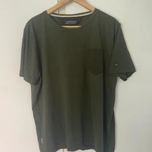 Tommy Hilfiger XL - Tommy Hilfiger t-shirt  Strl XL Skick 9av 10  Använd 1-2 gånger   