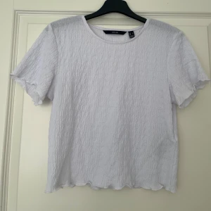 Topp från vero moda  - Söt topp från vero moda Den är i storlek L men väldigt liten i storlek så passar S 