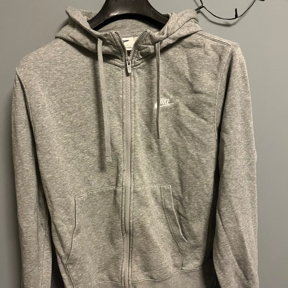 Tjenare, säljer nu denna superfina nike zip hoodien, Mycket fint skick använd max 5 gånger, Storlek small.  Nypriset är 749kr Bara att höra av sig för frågor o fler bilder. Hoodies.