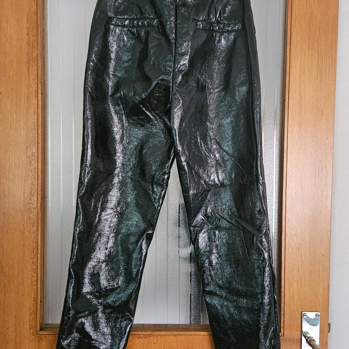 Svarta högmidjade byxor från NA-KD - 90