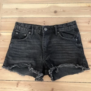 Svarta jeansshorts  - Svarta jeansshorts från Gina! De är i Young Gina storlek men skulle säga de är mer som xs