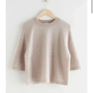 Trekvartsärmad tröja! - Jätte populär och fin tröja. Går originellt för 800kr!