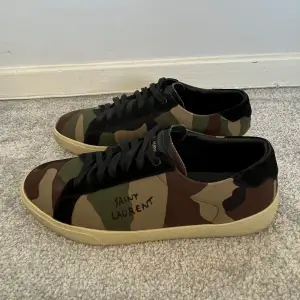 Tja! Säljer nu dessa sprillans nya Saint Laurent Sl/06 skor i den eftertraktade Camo modellen!  (Endast prövade 1 gång) Storlek = 43  Skick = 10/10, Ny skick!  Säljs för 3999kr! Bara att skriva vid övriga frågor!