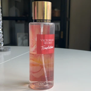 Victoria secret temptation - Victoria secret temptation parfym! väl använd och halva kvar!! <3 skriv om fler frågor!