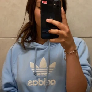 Adidas hoodie - Som ny adidas hoodie Den är i en fin blå färg (syns inte så bra på andra bilden)