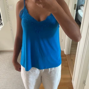 Fin blå tröja med spets - Fint linne med lite spets 