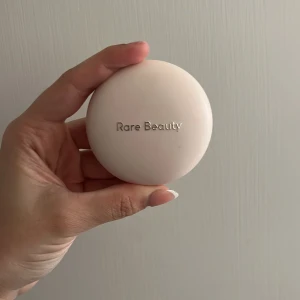 Rare beauty blush - Färgen hope.