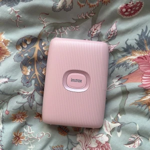 Instax mini Link 2 fotoprinter - Instax mini Link 2 fotoprinter i färgen ”Soft pink”. Aldrig använd men testad. Säljer då jag haft den ett tag och den inte kommer till användning. Nypris 1217kr. Villig att sänka priset