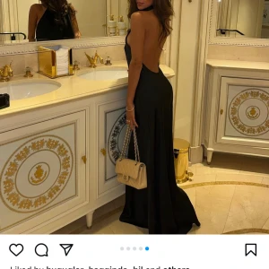 Världens finaste satinklänning från Zara i strl M! Brun färg! - Så otroligt fin! Slutsåld överallt. Brun färg.