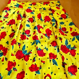 Monkis gula kjol - Den populära monki kjolen. Gul med rosor, svarta prickar. St 36 till 38. Går nedanför knäna. Swing kjol. Möts i Göteborg. 60kr 