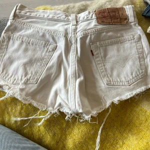 Shorts - Levis shorts, aldrig använt, säljer billigt då det är någon liten rosa fläck där framme syns knappt men på sista bilden ser ni💕 samt några små svarta prickar där bak
