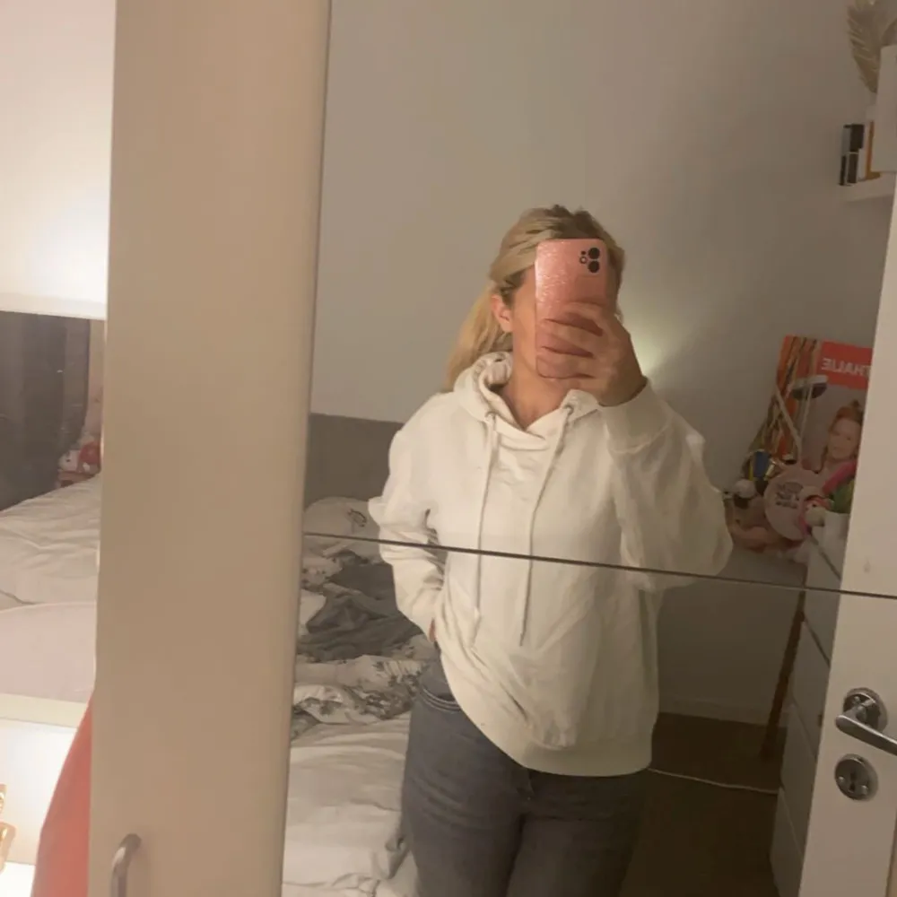 Jätte fina högmidjade jeans från zara kommer ej till använd har använt 1-2 gånger bra priset kan även diskuteras och är väldigt bra sick. Farkut & Housut.