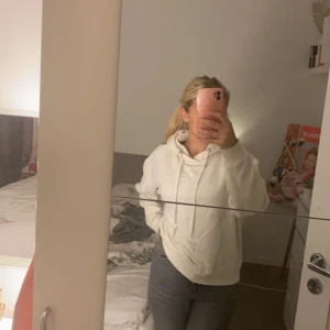 Jeans från zara - Jätte fina högmidjade jeans från zara kommer ej till använd har använt 1-2 gånger bra priset kan även diskuteras och är väldigt bra sick