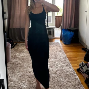 långklänning  - svart långklänning från shein i storlek xs