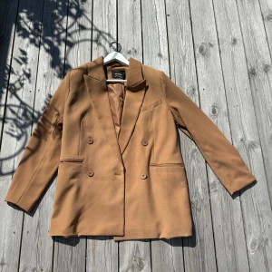 Brun kavaj - Brun kavaj från Pull & Bear som bara används en gång. Nyskick! Pris kan diskuteras 