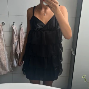Volang klänning - Säljer denna skit snygga svarta klänning från zara❤️ Nypris 499kr Kan posta idag fredag