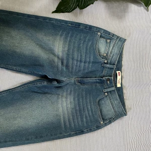 Klassiska Levis jeans - Momjeans från Levi’s i stilen Stay baggy taper. Midja: 48 cm, Innerbenslängd: 80cm, Total längd: 105. Den enda storleken jag kan hitta i byxorna är 16A och 176, men jag skulle säga att de passar som M.  Skriv gärna till mig om du har fler frågor!<3