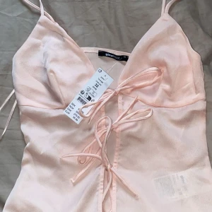 Linne - Ett linne från Gina som är helt nytt med prislappen kvar eftersom den är för liten för mig. (Kvittot är borta så går ej att lämna tillbaka därför säljer jag den) 