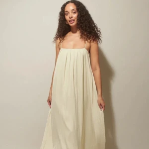 vit långklänning  - flowy maxi dress från gina tricot i storlek S, endast använd en gång