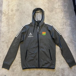Gais Zip Tröja - Gais Zip Tröja från Select. Perfekt för matcher på Gamla Ullevi:)