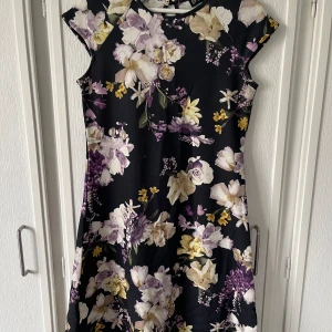 Fin simpel klänning - En mycket fin klänning som jag har använt några få gånger. Var ett tag en av mina favoriter. I bra skick bortsett från den lilla tråden på andra bilden. Stretchig och har en knapp i nacken. 