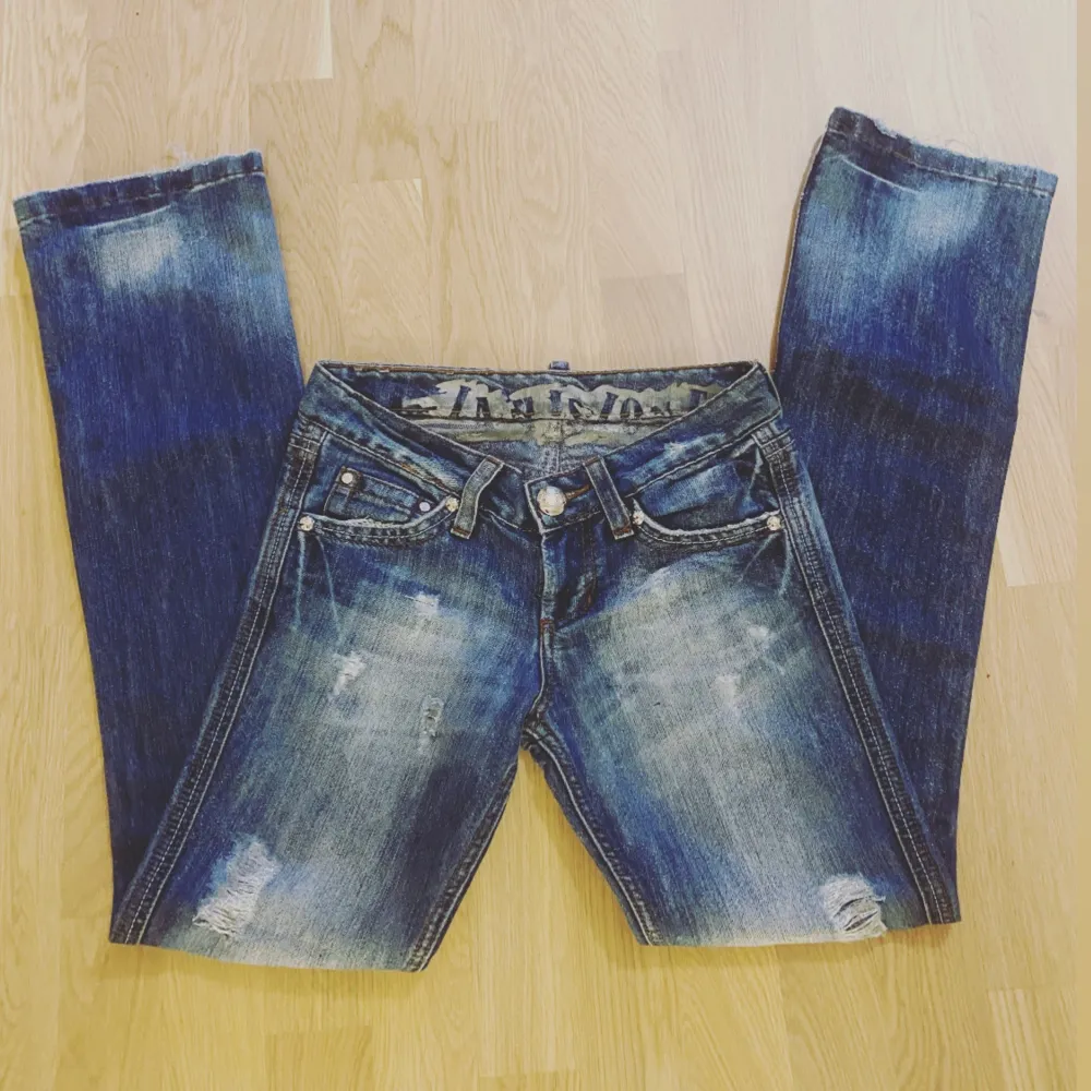 Skit snygga lågmidjade bootcut jeans, Midjemåttet rakt över:36cm innerbenslängden:85cm. Jeans & Byxor.