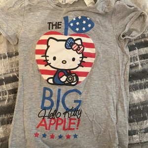 Hello Kitty tröja  - barnstorlek 122-128 (tror jag) passar xs-s, bara provat 