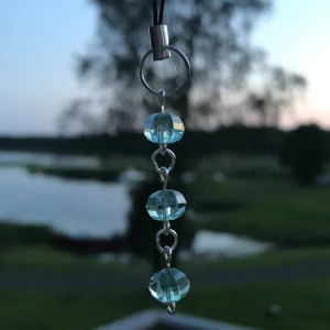 Phonecharm - Phonecharm i blå-turkos-gröna färger och silveromfattning , finns fler designer på min profil 