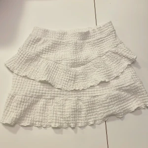 vit kjol - jag säljer en vit gullig kjol från zara i 152 cm, men passar som xs oxå!❤️ Jag säljer kjolen eftersom jag inte har användning av den!  För mer info gällande mått och andra frågor, hör av er!💞