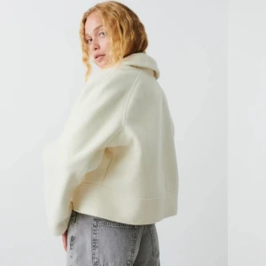 Kappa  - Säljer denna jätte fina kappan från Ginatricot🌸Använd en gång, finns inga fläckar osv🥰Ny pris är 699 kr🌸