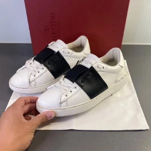 Valentinos  - INTRESSEKOLL: funderar på om jag ska sälja mina fina Valentinos,skriv om ni har några funderingar. Kvitto, låda, dustbag och äkthetsbevis finns.💗Kom med bud💗💗