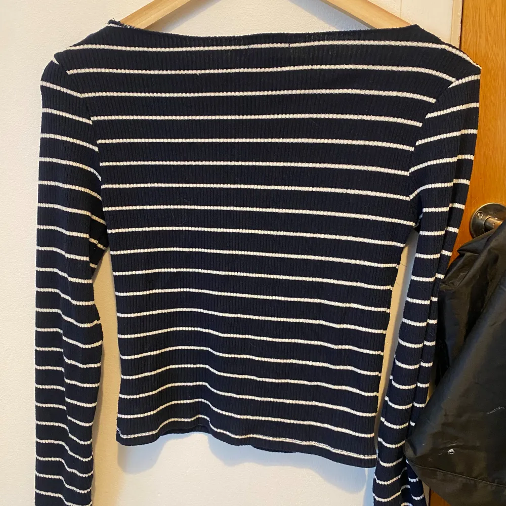 Mörkblå och vitrandig top/tröja från Stradivarius (storlek S). Båtringad, ribbad och lite croppad. Köpt och använd ett fåtal gånger förra sommaren men passar inte längre, så skulle säga fint skick! Pris kan självklart diskuteras.. Neuletakit & Villapaidat.