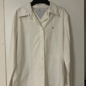 Skjorta  - Skjorta från Tommy Hilfiger. Mycket bra skick! 