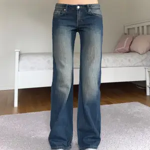 midja: 80 innerben: 80 🤍 lågmidjade jeans från Weekday 🤍 jag är 171cm & stl S/36/28 för referens 🤍 läs POLICY & FRAKT (i gillade inlägg) innan du skriver 🤍 använd gärna ”Köp” 🤍 