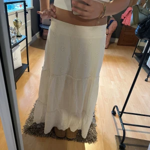 Lånhkjol - Jättefin långkjol som tyvärr inte kommer till användning💗 den är vit men lite benig i färgen! Inköpt för ca 700kr och är knappt använd💕