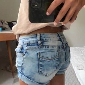 Lågmidjade jeansshorts - Jättesöta lågmidjade jeansshorts med söta rhinestone detaljer. 