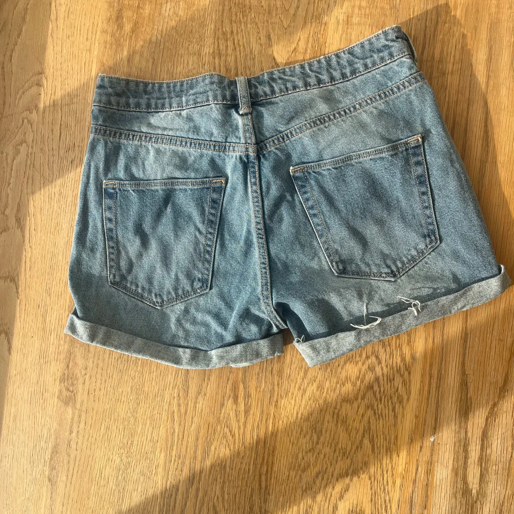 Dessa jeansshorts är i jättebra skick ser inga anmärkningar iallafall! Hittar inte vart dem är ifrån men skulle gissa på HM 😊💕. Shorts.