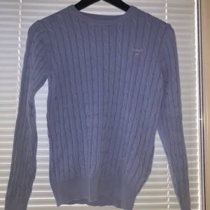Stickad Gant tröja - Tja jag säljer en massa gamla kläder ifrån min familj och hittade en tröja som inte blivit använd på länge. Den är i storlek S dam⭐️ Skick 9/10.