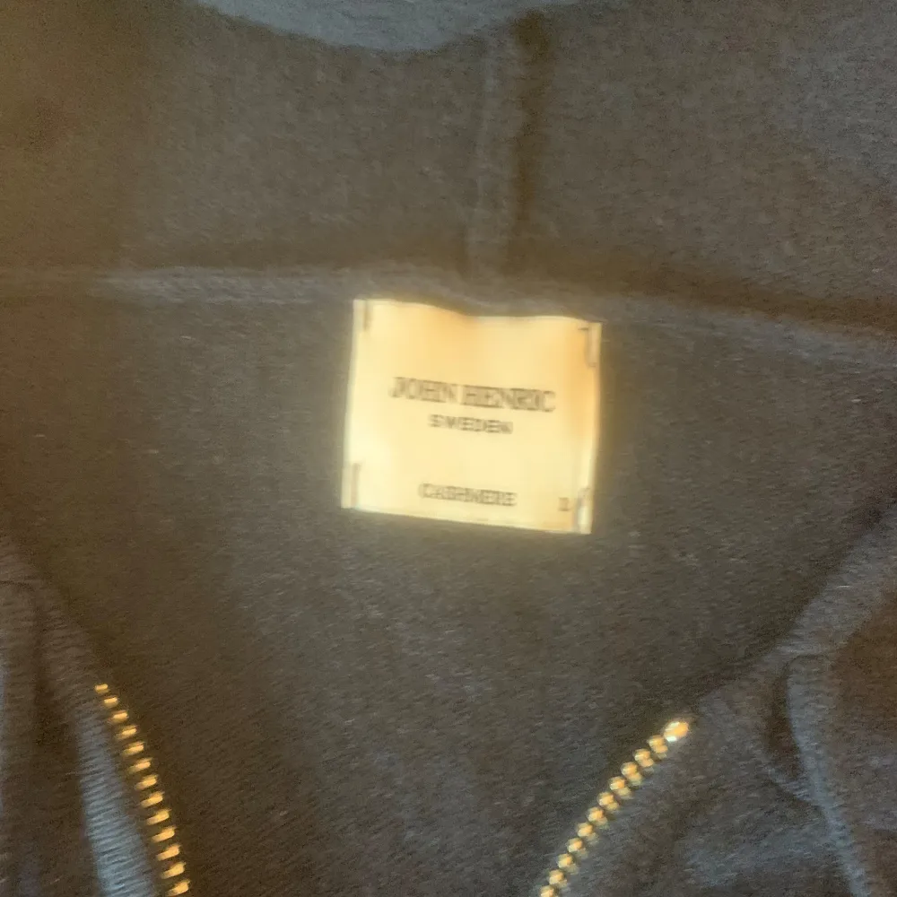 Jätte bra skick användes inte för att jag gillade inte den. Large men passar Medium lika bra. Förhandla funkar bra. Hoodies.