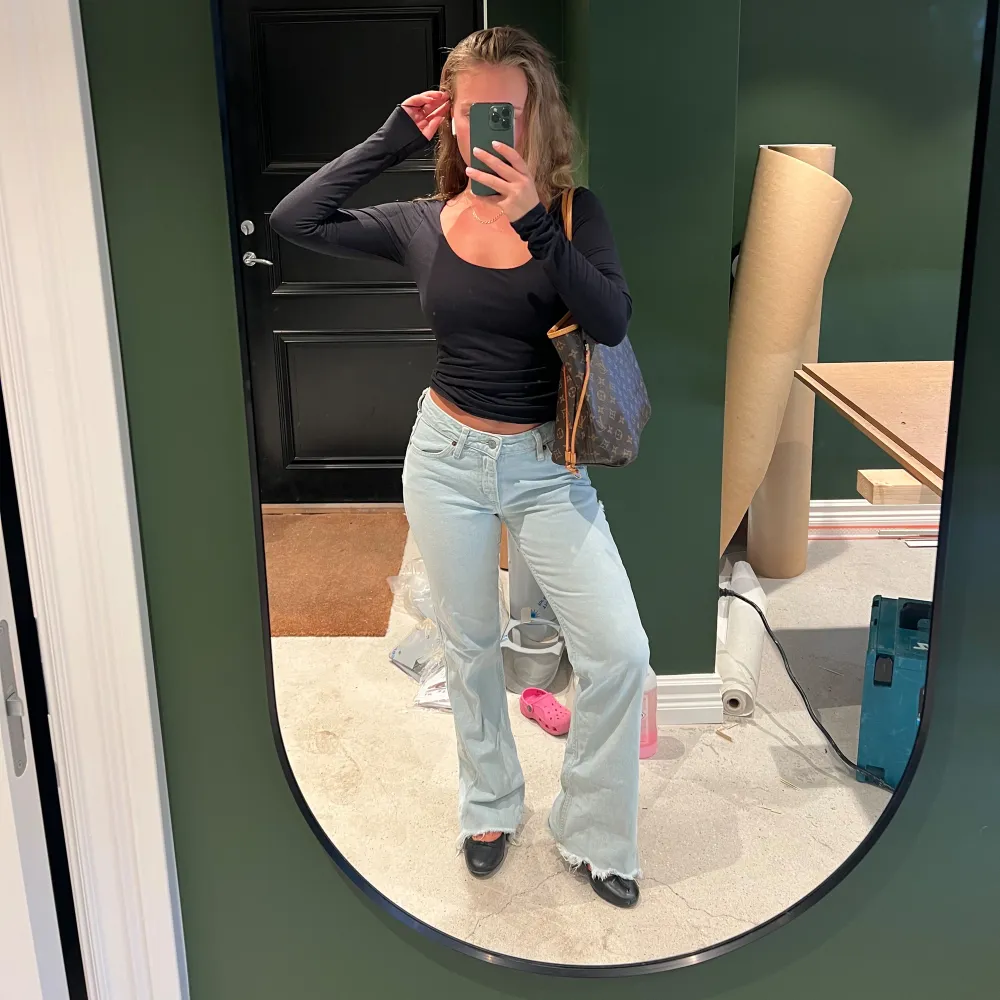 Fina jeans från h&m. Några bleknings fläckar på lår och bak💕Stl 36. Jeans & Byxor.